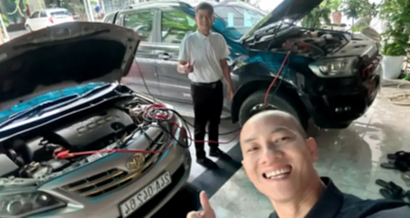 Điệp Xa Lộ Ông Bờ Bịm Sữa Cứu Hàng Nghìn Xe Chết Ắc Quy Ở Lào Cai