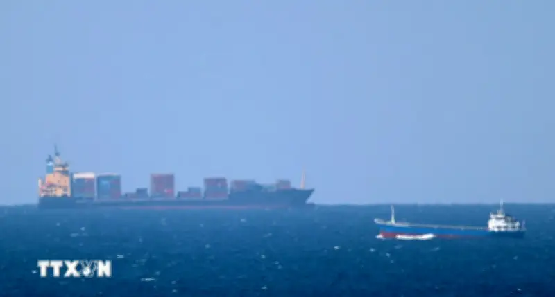 Iran đe dọa phong tỏa eo biển Hormuz, Mỹ cảnh báo khẩn cấp tàu thuyền