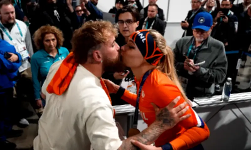 Jake Paul khóc òa khi hôn thê Jutta Leerdam phá kỷ lục Olympic trượt băng tốc độ