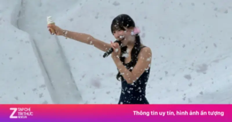 Nhóm nhạc Nhật Bản gây tranh cãi khi biểu diễn áo tắm giữa trời tuyết lạnh giá