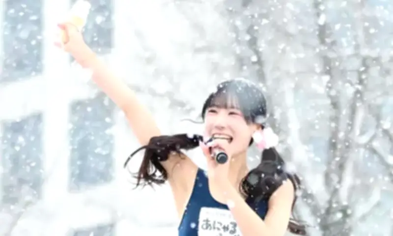 Ca sĩ Nhật mặc áo tắm biểu diễn dưới trời tuyết gây tranh cãi