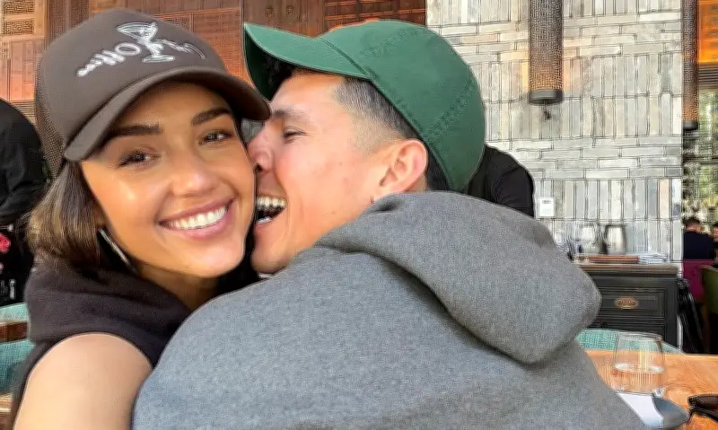 Jessica Alba tận hưởng kỳ nghỉ biển cùng tình trẻ sau khi chồng cũ nộp đơn hoàn tất ly hôn