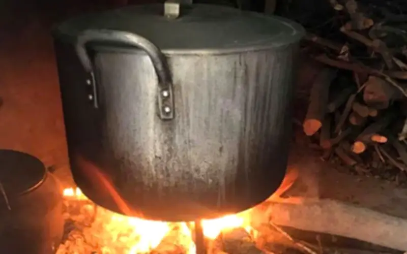 Ký ức thùng bánh tét cuối năm và những đêm canh lửa nồi bánh quê nhà