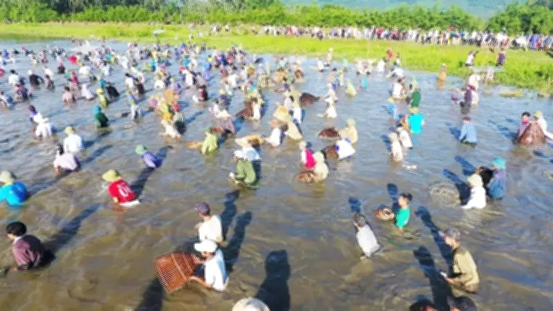 Ký ức tát ao bắt cá và nồi cá kho thơm nức mùa đông quê Bắc