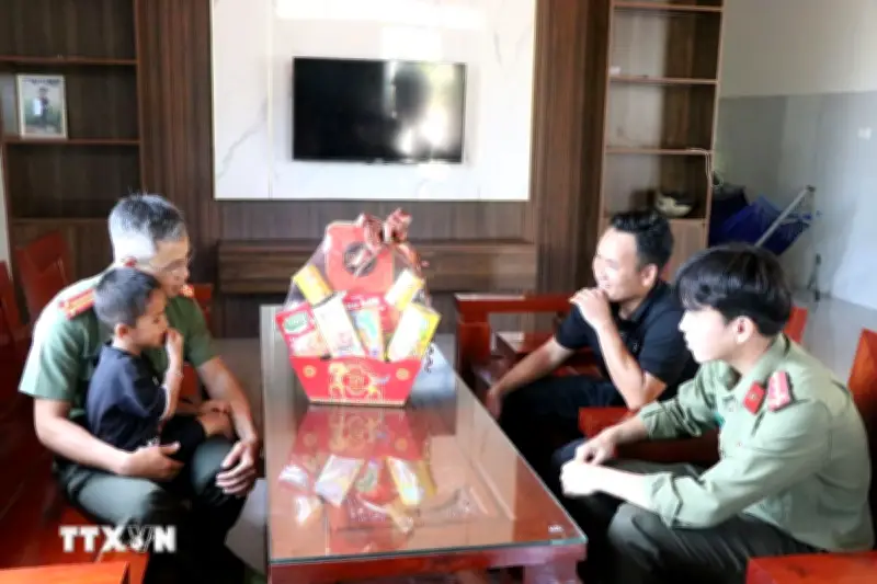 Đắk Lắk: Tết ấm áp của những đứa con nuôi trong vòng tay Công an xã