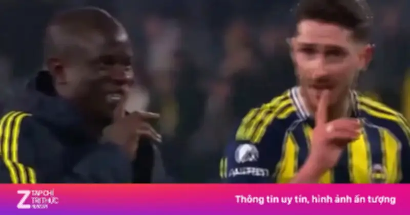 Khoảnh khắc ngại ngùng của Kante gây sốt trong ngày ra mắt Fenerbahce