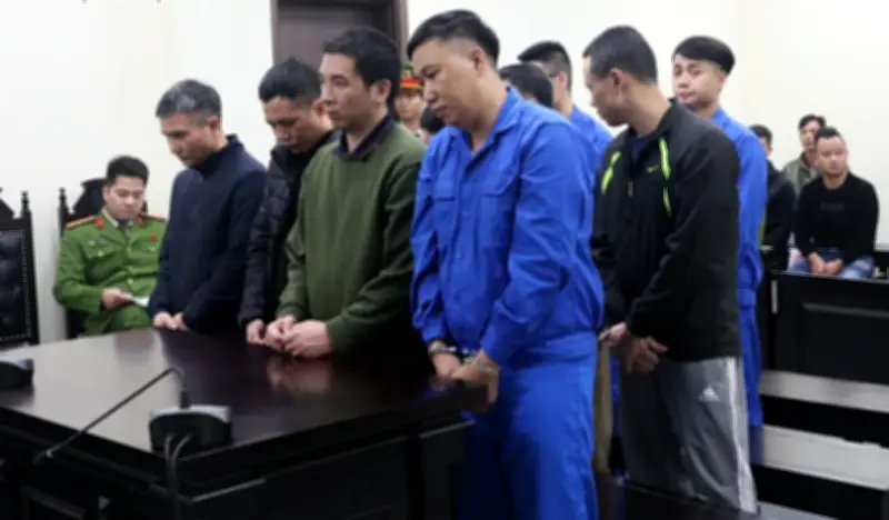 Chủ quán karaoke bán ma túy cho khách, cựu công an nhận tiền 'bảo kê' lĩnh án