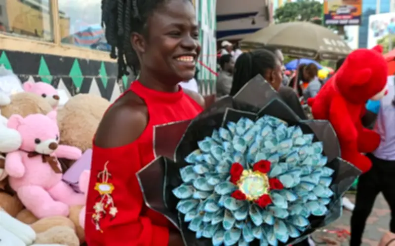 Ngân hàng Kenya cảnh báo án tù 3 tháng cho hành vi biến tiền thành hoa Valentine