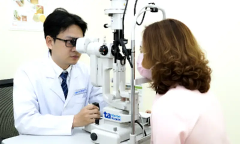 Khô mắt không chỉ ở người già: Cảnh báo từ chuyên gia về thói quen sinh hoạt