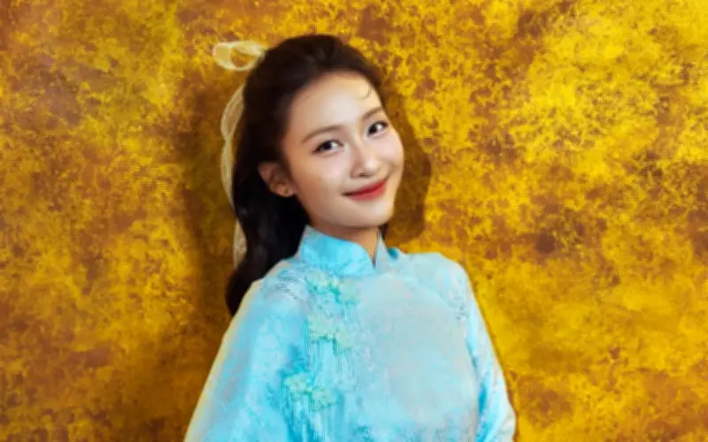 Khả Ngân khoe vẻ dịu dàng trong áo dài, bày tỏ mong muốn có người nhắn tin năm mới