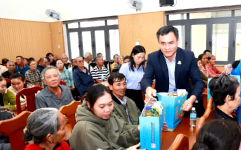 Yến sào Khánh Hòa trao quà Tết và lì xì hơn 125 triệu đồng cho người dân khó khăn