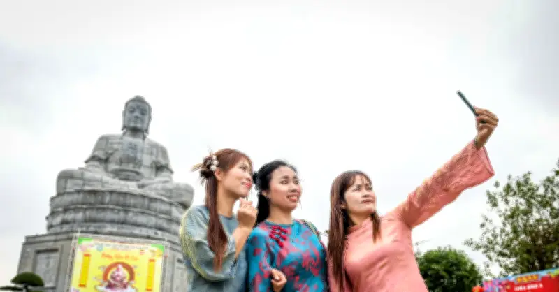 Khách du lịch đổ về chùa Bái Đính, chiêm ngưỡng tượng Phật bằng đá xanh lớn nhất Việt Nam