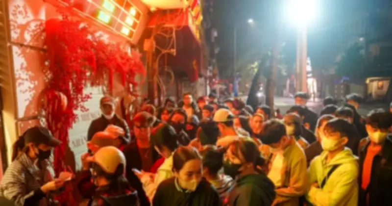 Khách hàng xuyên đêm xếp hàng mua vàng ngày Vía Thần tài tại Hà Nội