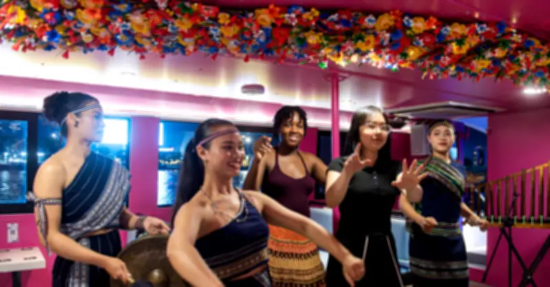 Khách quốc tế đón Tết Việt trên du thuyền Sài Gòn, trải nghiệm cồng chiêng