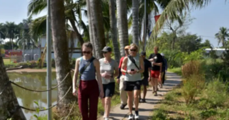 Khách Tây mê mẩn không khí Tết cổ truyền tại Cồn Sơn trên sông Hậu