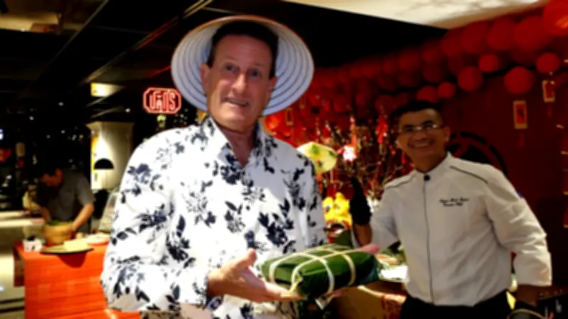 Khách Tây Thích Thú Trải Nghiệm Gói Bánh Chưng Lần Đầu Tiên