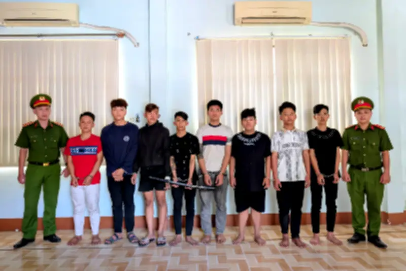 Khởi tố nhóm thanh thiếu niên mang hung khí chặn đường cướp tài sản