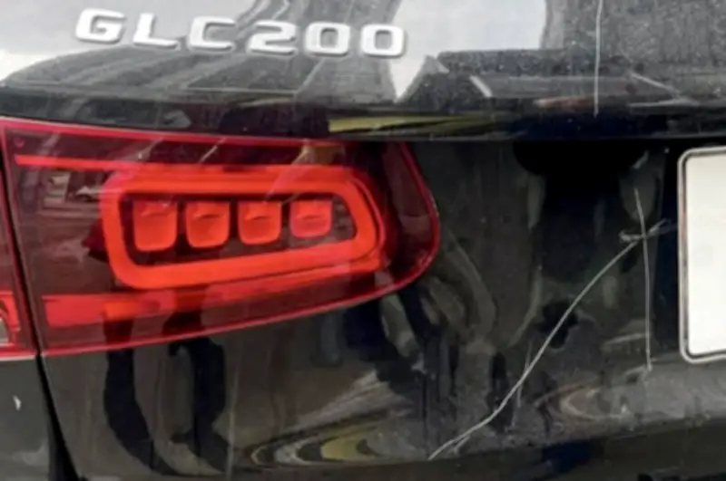 Khởi tố vụ án xe Mercedes bị cào xước thân xe khi đỗ trên vỉa hè ở Hà Nội