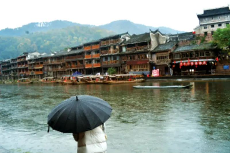 Khám phá Nữ Nhi Thành và Phượng Hoàng Cổ Trấn: Vương quốc của phụ nữ Miêu và Thổ Gia