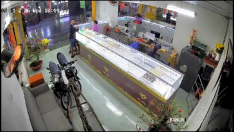 Khám Phá Nhanh Vụ Cướp Giật Tài Sản Tại Tiệm Vàng Kim Chi 2 Ở TP.HCM