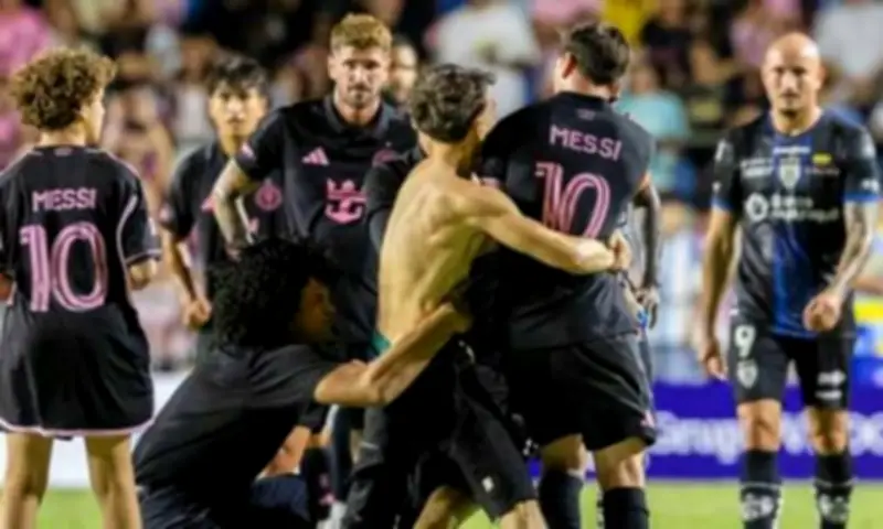 Khán giả quá khích xông vào sân kéo ngã Messi trong trận giao hữu tại Puerto Rico