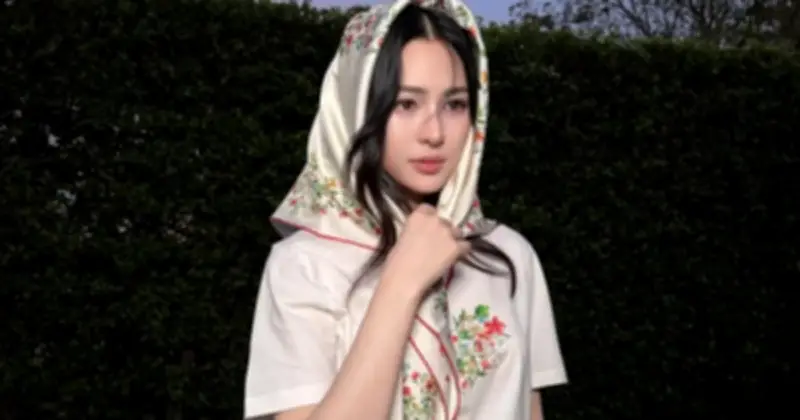 Khăn Lụa Họa Tiết Hoa: Điểm Nhấn Tinh Tế Nâng Tầm Phong Cách Du Lịch Đầu Năm