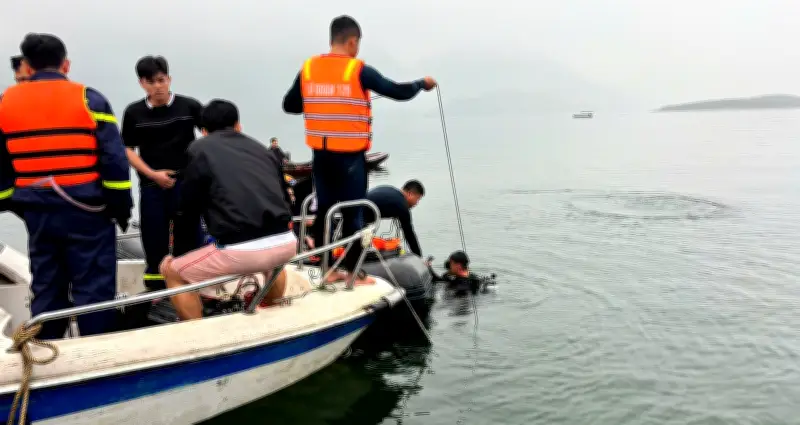 Khẩn trương điều tra vụ lật tàu chở khách du lịch tại Hồ Thác Bà