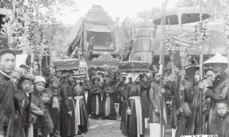 Không Khí Lễ Hội Xuân Một Thế Kỷ Trước Qua Ảnh Tư Liệu Quý Giá