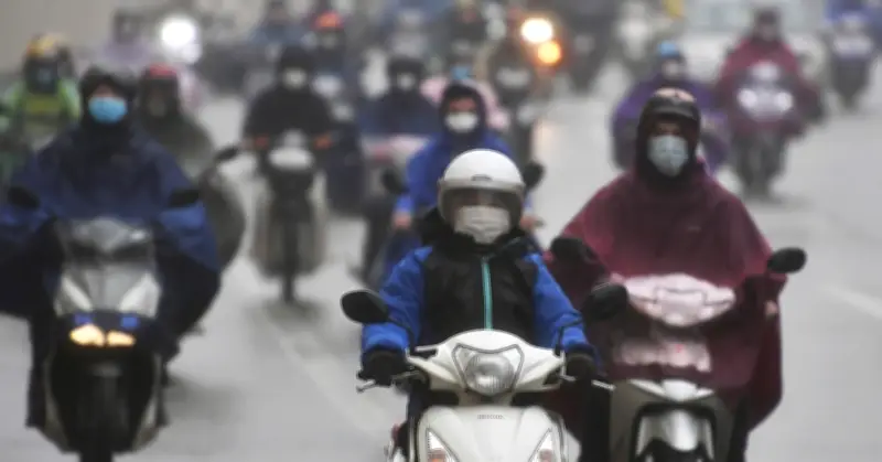 Không khí lạnh yếu tràn về Hà Nội, mưa ngày làm việc đầu năm mới