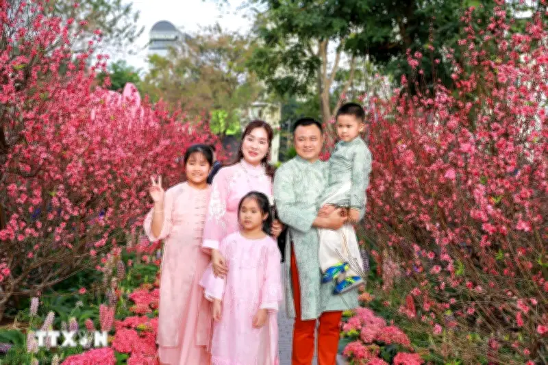 Không khí đón xuân nhộn nhịp tại khu vực Hồ Hoàn Kiếm chiều 28 Tết