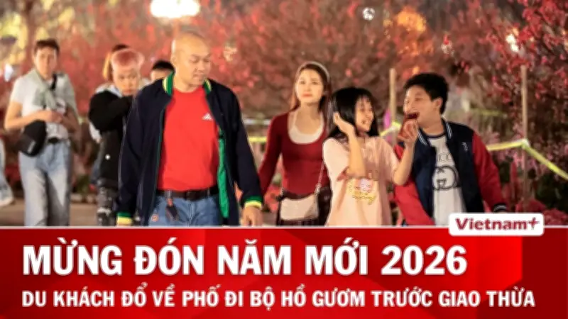 Không khí rộn ràng tại phố đi bộ Hồ Gươm trước thời khắc đón giao thừa