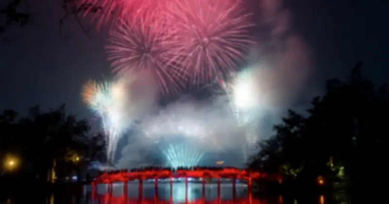 Không khí Tết Nguyên đán Bính Ngọ rộn ràng khắp Hà Nội và TP.HCM đêm giao thừa