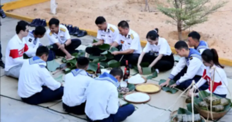 Không Khí Tết Sớm Rộn Ràng Trên Biển Đông, Các Chiến Sĩ Cùng Gói Bánh Chưng Và Nhận Quà Từ Đất Liền