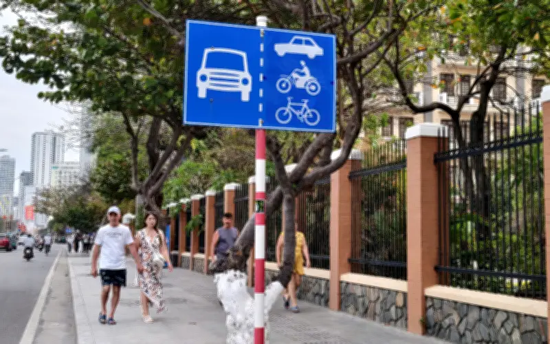 Khánh Hòa Điều Chỉnh Biển Báo, Cho Phép Xe Hơi Đi Chung Làn Với Xe Máy Trên Đường Trần Phú
