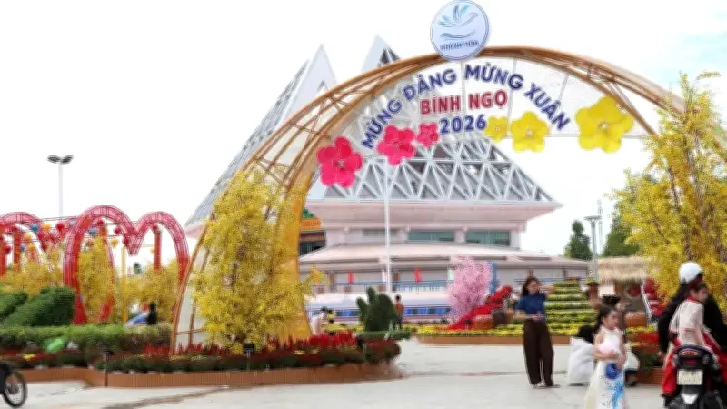 Khánh Hòa Rực Rỡ Sắc Xuân, Gia Đình Sum Vầy Chụp Ảnh Lưu Niệm