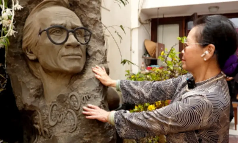 Khánh Ly xúc động khóc trước di ảnh Trịnh Công Sơn khi thăm nhà sau 25 năm