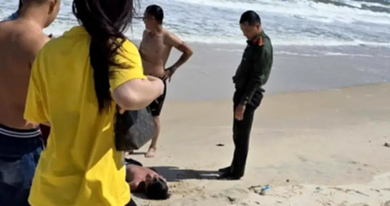 Khoảnh khắc anh hùng: Đại úy công an lao xuống sông lớn cứu 2 cháu bé