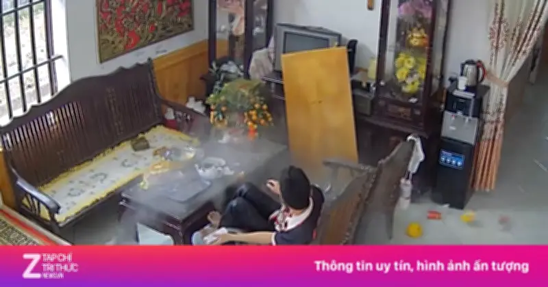 Khoảnh khắc bàn thờ đỏ rực sập mùng 1 Tết ở Ninh Bình gây xôn xao