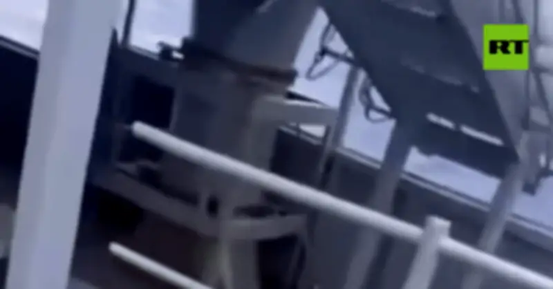 Khoảnh khắc căng thẳng: Tàu chiến Mỹ va chạm với tàu tiếp nhiên liệu trên Biển Đông