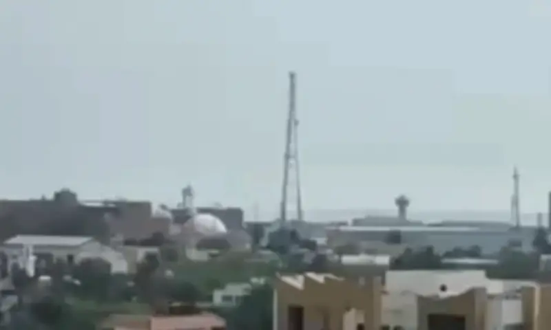 Khoảnh khắc tên lửa Iran đánh trúng căn cứ hải quân Mỹ ở Bahrain, gây nổ lớn