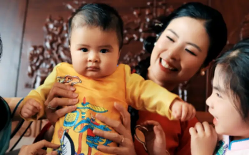 Khoảnh khắc Tết đầu tiên của quý tử 6 tháng tuổi nhà Ngọc Hân