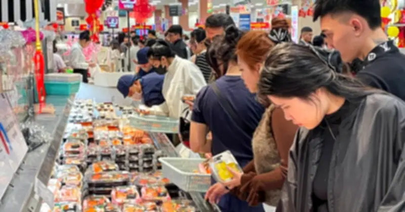 Khu ẩm thực Long Biên quá tải ngày Tết, hàng nghìn người đổ về vui chơi và mua sắm