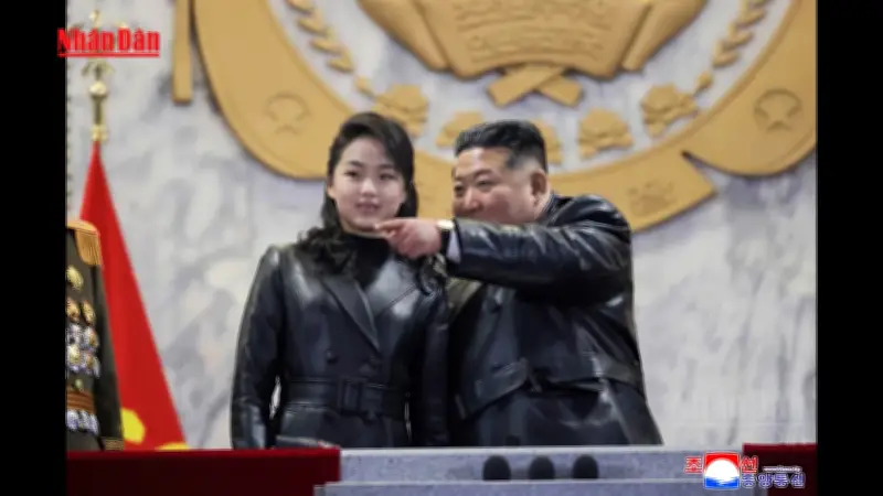 Kim Jong Un và con gái xuất hiện với áo khoác da, thu hút sự chú ý đặc biệt