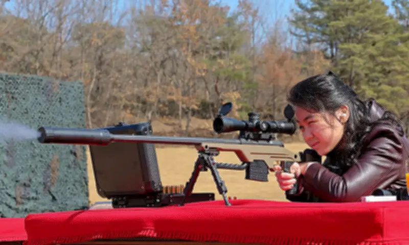 Kim Ju-ae, con gái ông Kim Jong-un, khai hỏa súng bắn tỉa mới trong sự kiện quân sự