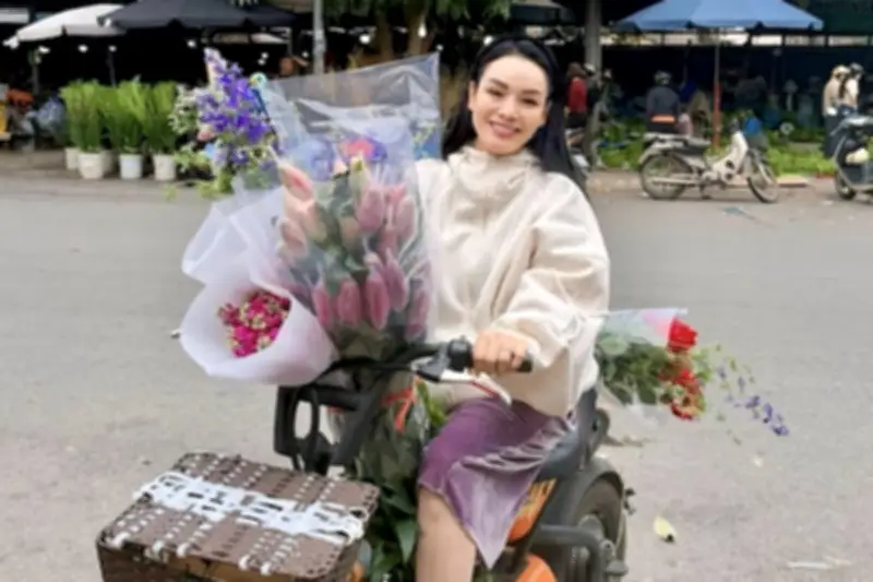 Kim Lý Hôn Hồ Ngọc Hà, Phó Giáo Sư Tàn Nhẫn Đi Chợ Tết Ở Quê