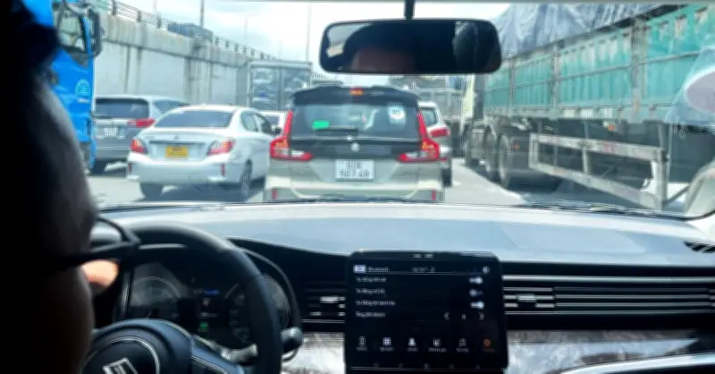 Kinh nghiệm lái xe trở lại thành phố sau Tết: Tránh ùn tắc, đảm bảo an toàn