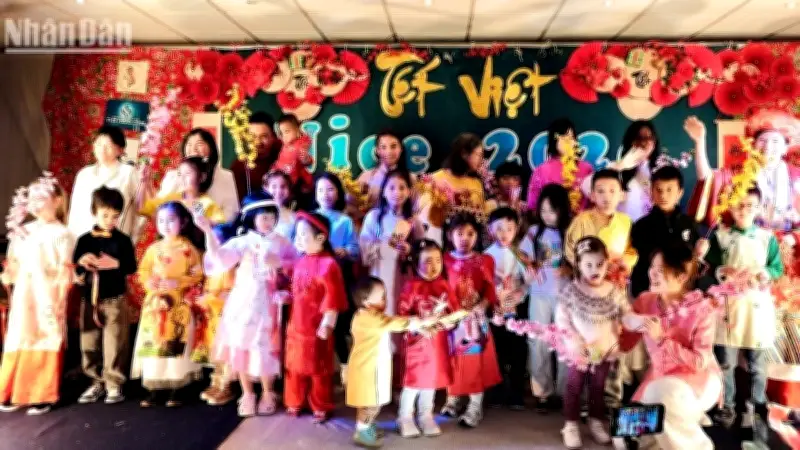 Kiều bào khắp thế giới gìn giữ Tết cổ truyền qua gói bánh chưng và lễ hội