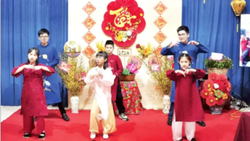 Kiều bào khắp thế giới đón Tết ấm áp, hướng về quê hương