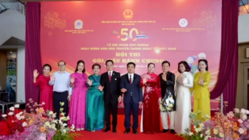 Kiều bào Thái Lan gói bánh chưng đón Tết, gìn giữ văn hóa truyền thống Việt Nam