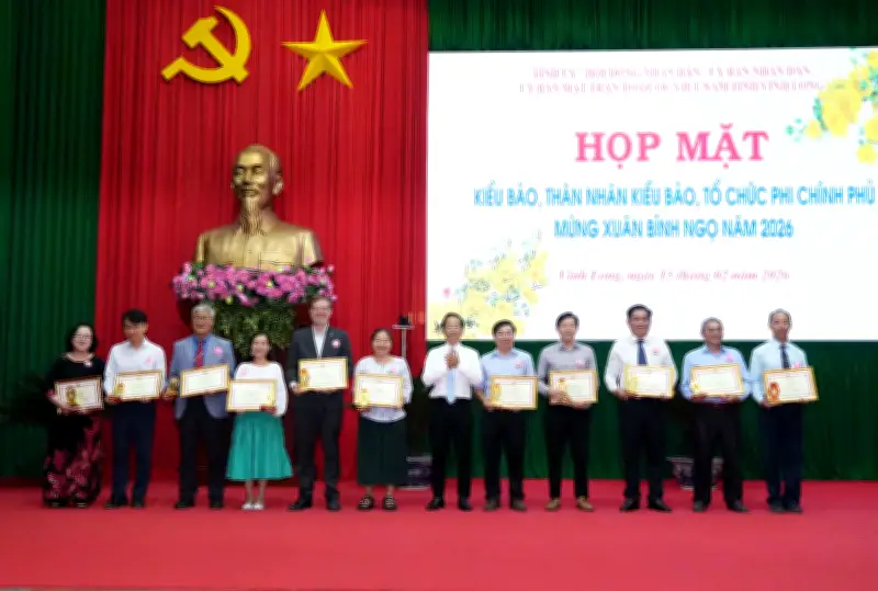 Kiều Bào và Các Tổ Chức Phi Chính Phủ Đóng Góp Tích Cực Cho Tỉnh Vĩnh Long